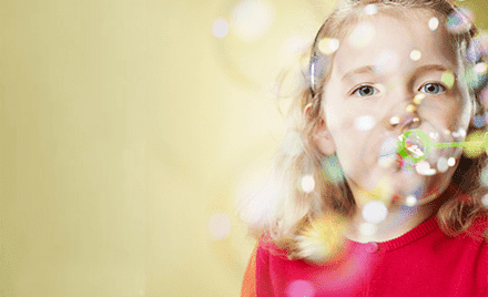 Psicóloga Infantil M.ª Carmen Salas niña jugando con burbujas